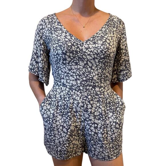 Abercrombie & Fitch Women Gray V Neck Floral Open Back Romper Size Small Pockets - Picture 1 of 9